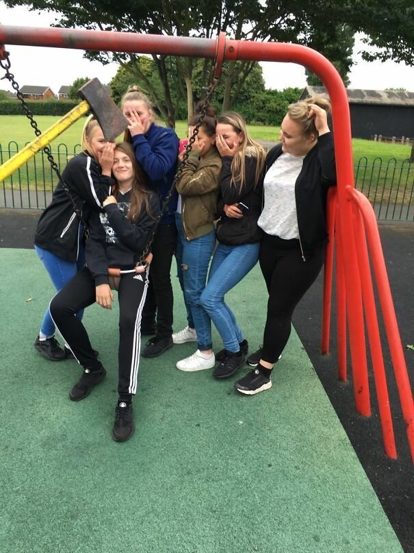 Взрослые игры на детской площадке: смешно и неловко (30 фото) Взрослые игры на детской площадке: смешно и неловко (30 фото)