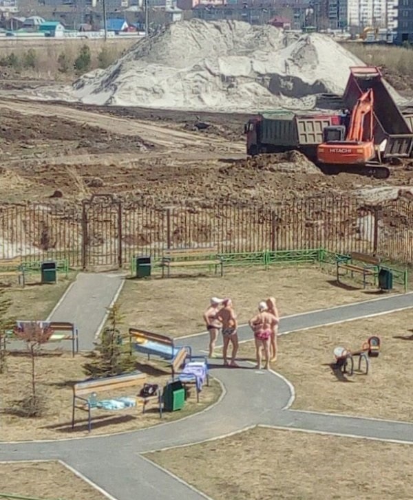 Тюменские пенсионеры решили позагорать (2 фото)