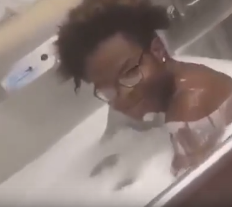 Ни стыда ни совести: работник американского фастфуда помылся в раковине ресторана (3 фото)