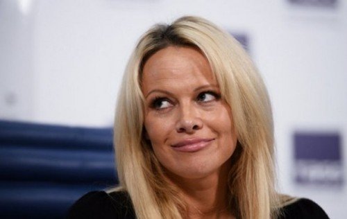 Памела Андерсон продолжает защищать Джулиана Ассанжа Памела Андерсон продолжает защищать Джулиана Ассанжа