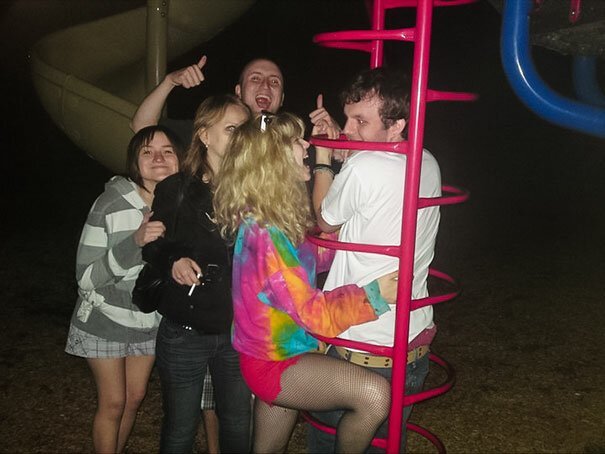 Взрослые игры на детской площадке: смешно и неловко (30 фото) Взрослые игры на детской площадке: смешно и неловко (30 фото)