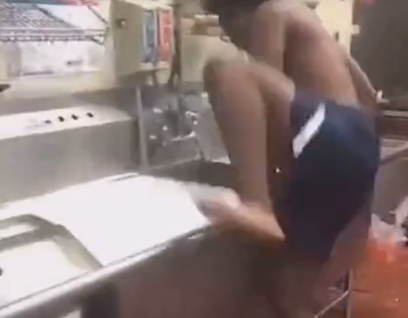 Ни стыда ни совести: работник американского фастфуда помылся в раковине ресторана (3 фото)