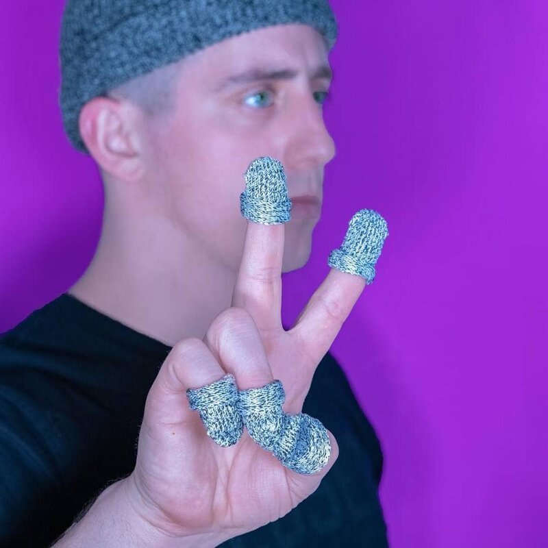 Дизайнер из США продолжает придумывать дикие изобретения для решения проблем, которых не существует (20 фото)