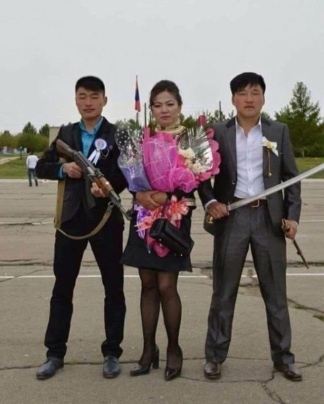 15 странных фотографий из выпускных альбомов, которые лучше никому и никогда не показывать (16 фото) 15 странных фотографий из выпускных альбомов, которые лучше никому и никогда не показывать (16 фото)