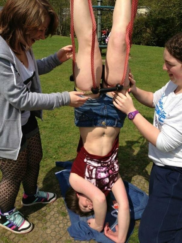 Взрослые игры на детской площадке: смешно и неловко (30 фото) Взрослые игры на детской площадке: смешно и неловко (30 фото)