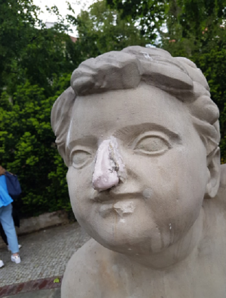 Модель из Польши ради Instagram разбила скульптуры времен Второй мировой войны (4 фото)