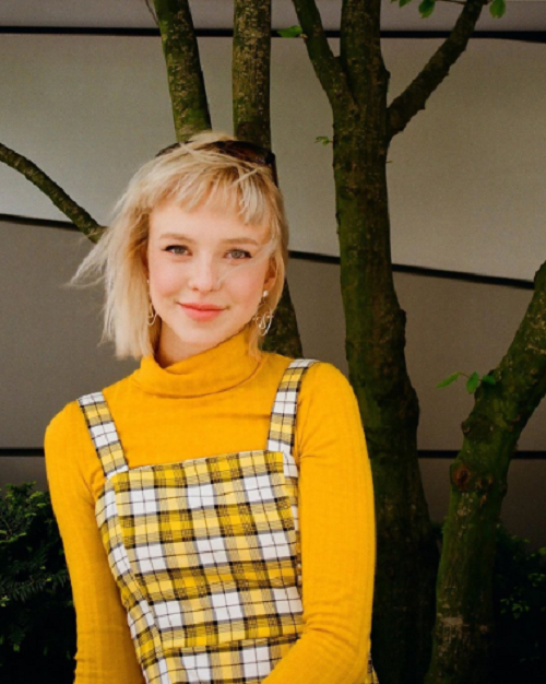 Модель из Польши ради Instagram разбила скульптуры времен Второй мировой войны (4 фото)