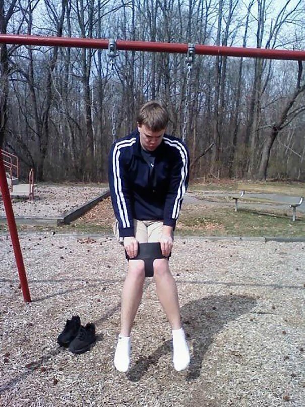 Взрослые игры на детской площадке: смешно и неловко (30 фото) Взрослые игры на детской площадке: смешно и неловко (30 фото)