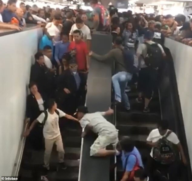 Авария на эскалаторе в Мехико (7 фото + 1 видео) Авария на эскалаторе в Мехико (7 фото + 1 видео)