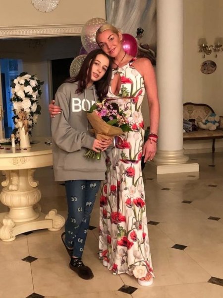 Балерина не спонсирует? 13-летняя дочь Волочковой назло матери открывает первый бизнес Балерина не спонсирует? 13-летняя дочь Волочковой назло матери открывает первый бизнес