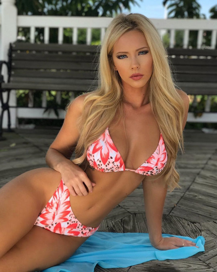 милашка с волшебным взглядом и чувственными губами в джакузи