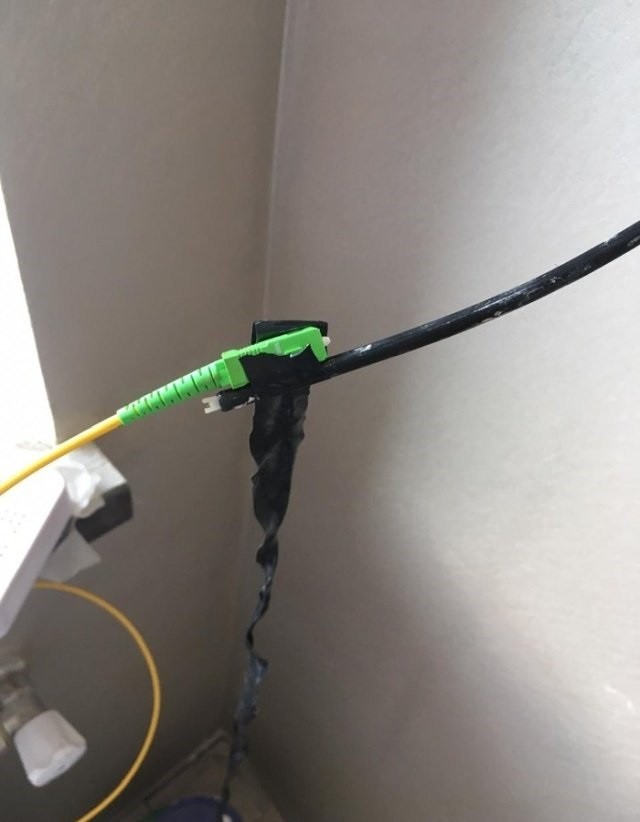 Починил порванный кабель, а интернета почему-то нет (2 фото)