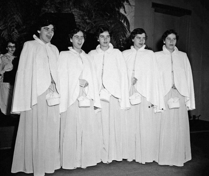 Трагическая судьба самых известных пятерняшек в мире: жизнь за стеклом (15 фото + 1 видео) Трагическая судьба самых известных пятерняшек в мире: жизнь за стеклом (15 фото + 1 видео)