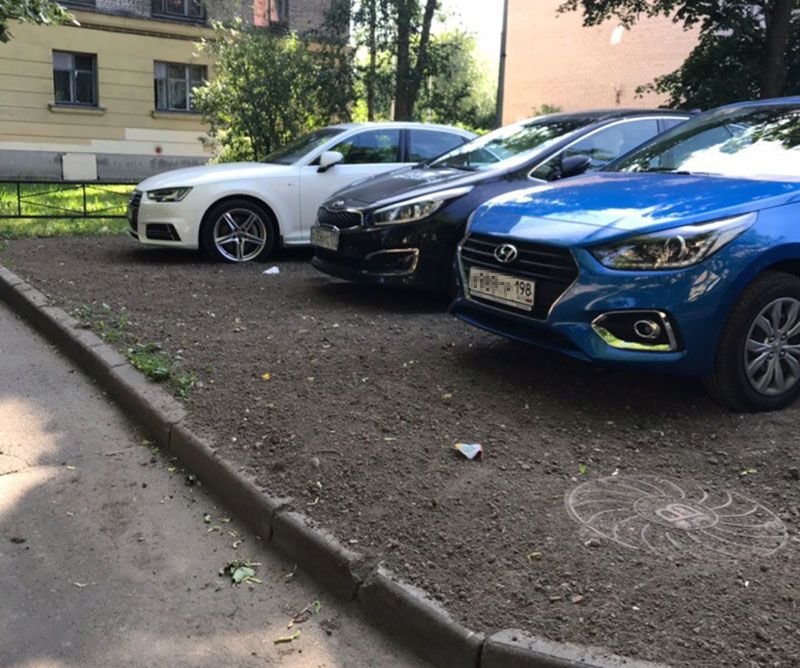 Автомобилисты так обрадовались новой "парковке", что поспешили занять места (5 фото) Автомобилисты так обрадовались новой "парковке", что поспешили занять места (5 фото)