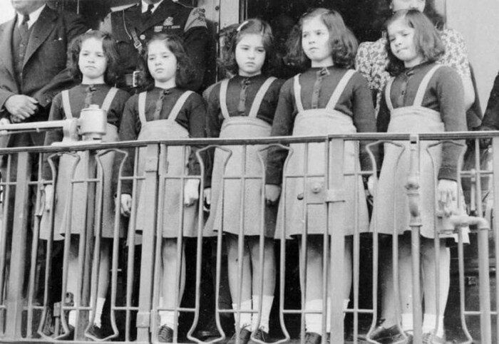 Трагическая судьба самых известных пятерняшек в мире: жизнь за стеклом (15 фото + 1 видео) Трагическая судьба самых известных пятерняшек в мире: жизнь за стеклом (15 фото + 1 видео)