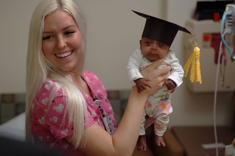 Самая маленькая новорожденная в мире была размером с яблоко (7 фото) Самая маленькая новорожденная в мире была размером с яблоко (7 фото)