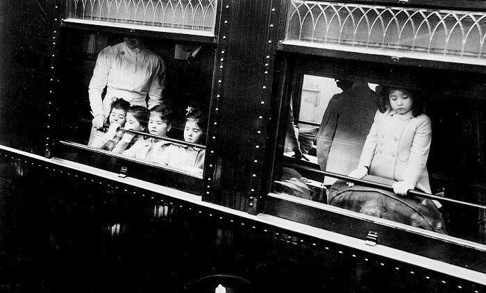 Трагическая судьба самых известных пятерняшек в мире: жизнь за стеклом (15 фото + 1 видео) Трагическая судьба самых известных пятерняшек в мире: жизнь за стеклом (15 фото + 1 видео)