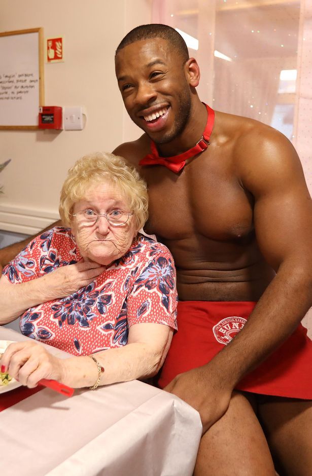 Бабули из дома престарелых заказали себе стриптизеров (5 фото)