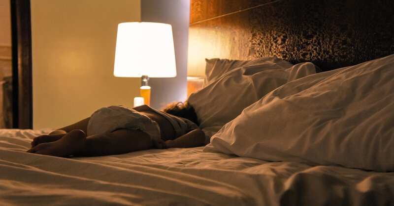 Почему ребенок плохо спит днем? (1 фото)