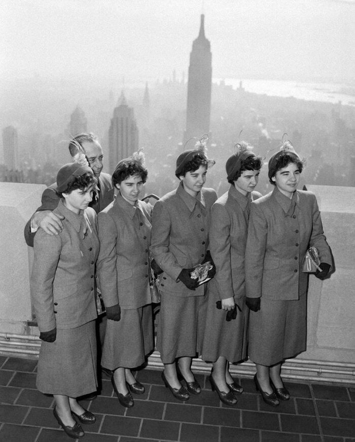 Трагическая судьба самых известных пятерняшек в мире: жизнь за стеклом (15 фото + 1 видео) Трагическая судьба самых известных пятерняшек в мире: жизнь за стеклом (15 фото + 1 видео)