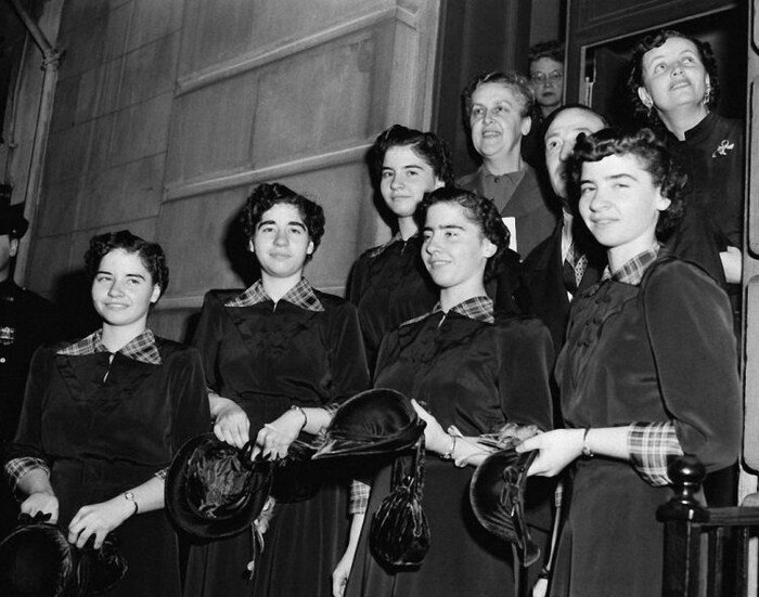 Трагическая судьба самых известных пятерняшек в мире: жизнь за стеклом (15 фото + 1 видео) Трагическая судьба самых известных пятерняшек в мире: жизнь за стеклом (15 фото + 1 видео)