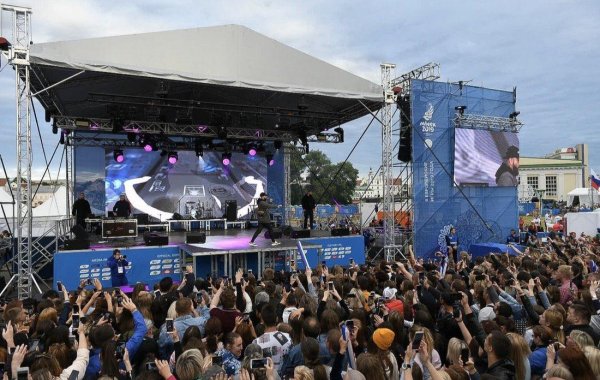 «Вроде рэпер, а фанеры как у строителя»: Тимати высмеяли за наглую фонограмму на концерте 