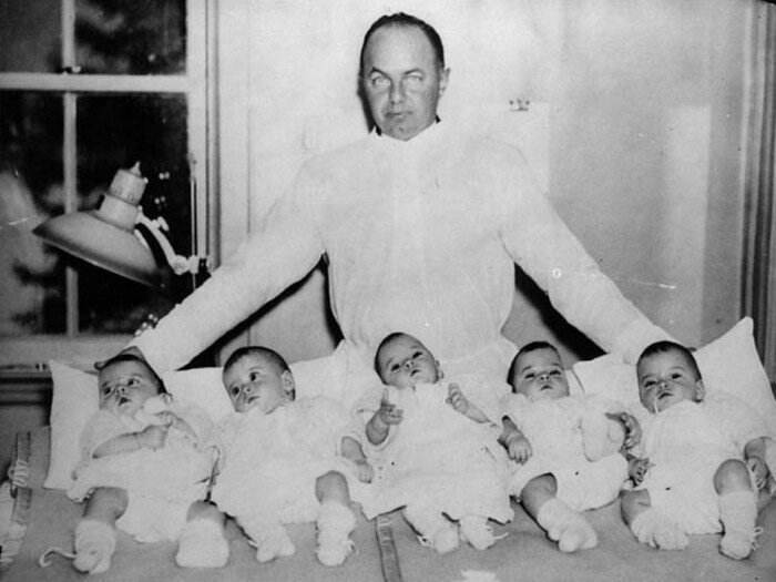 Трагическая судьба самых известных пятерняшек в мире: жизнь за стеклом (15 фото + 1 видео) Трагическая судьба самых известных пятерняшек в мире: жизнь за стеклом (15 фото + 1 видео)