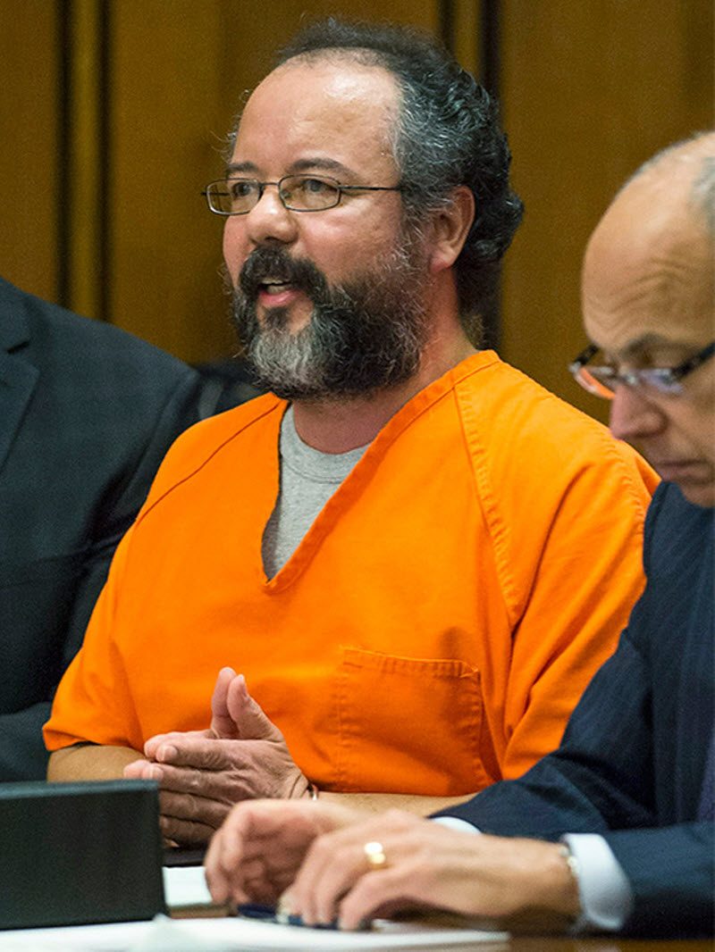 Украденное детство: дети, которые провели много лет в плену у маньяков (6 фото) Украденное детство: дети, которые провели много лет в плену у маньяков (6 фото)