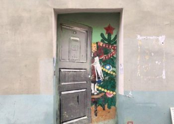 Тяжелая судьба граффити "дверь в Советский новый год" в Санкт-Петербурге (2 фото)