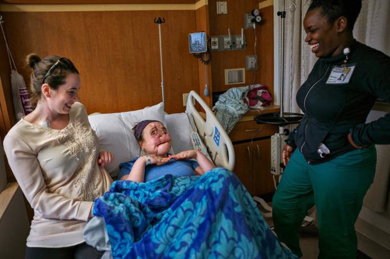 Шокирующая история надежды: после неудачной попытки самоубийства девушка получила новое лицо (15 фото) Шокирующая история надежды: после неудачной попытки самоубийства девушка получила новое лицо (15 фото)