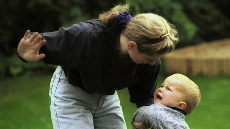 Почему нельзя давать подзатыльники ребенку? (2 фото)