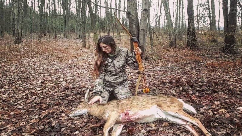 Любительница охоты с луком берет с собой маленькую дочь (14 фото)