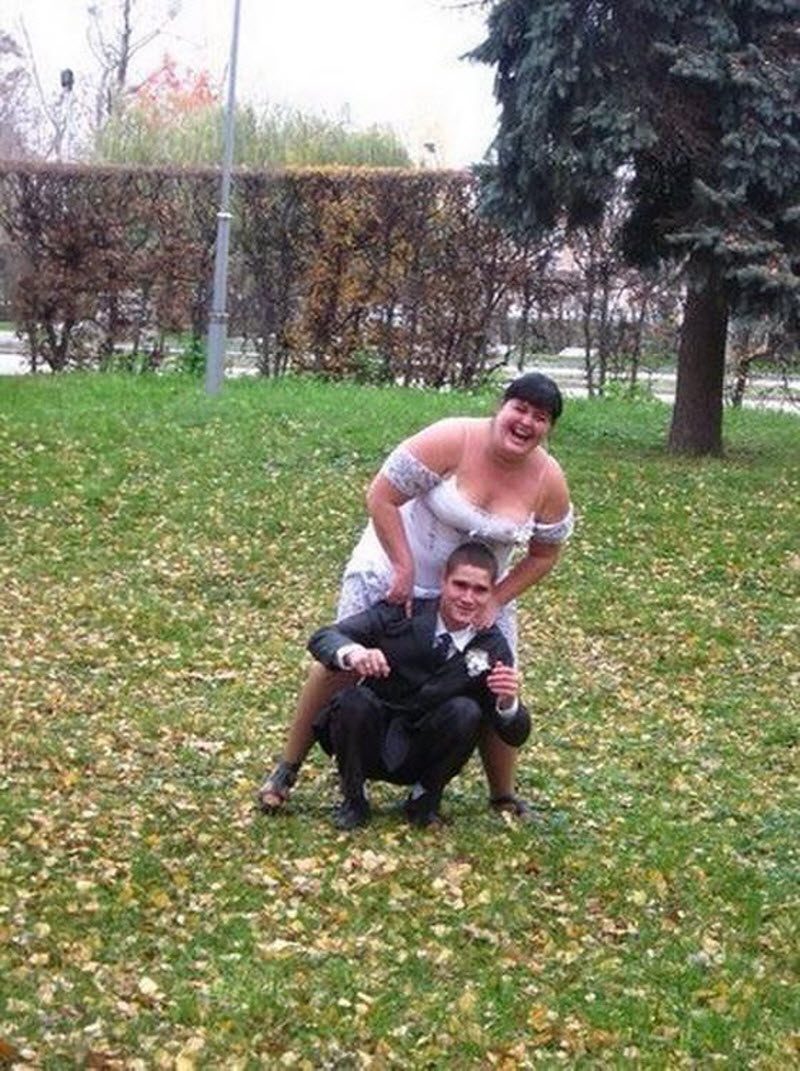 Внимание, вопрос: что не так с женихом? (10 фото)