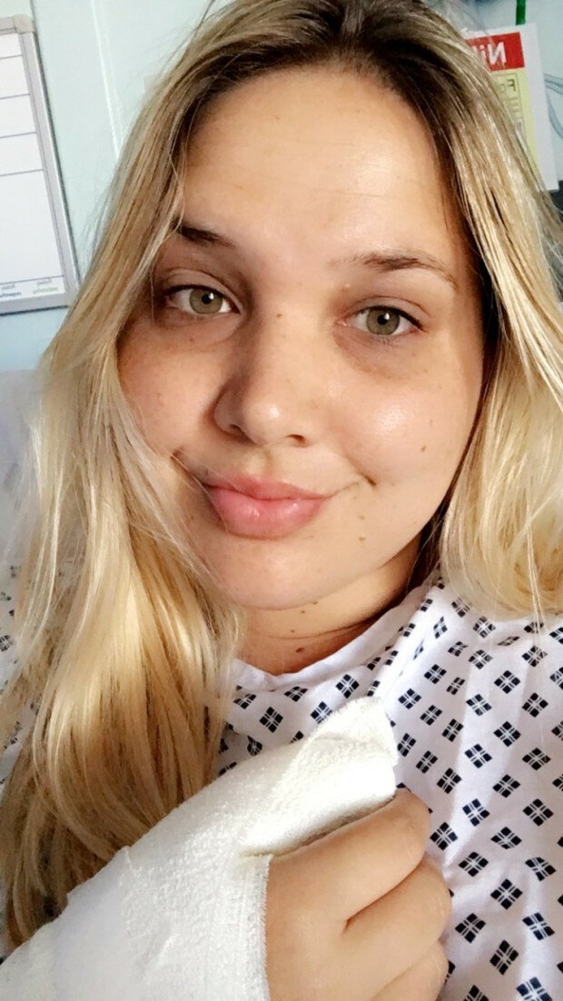 Парень откусил подруге палец из-за ночного кошмара (8 фото)