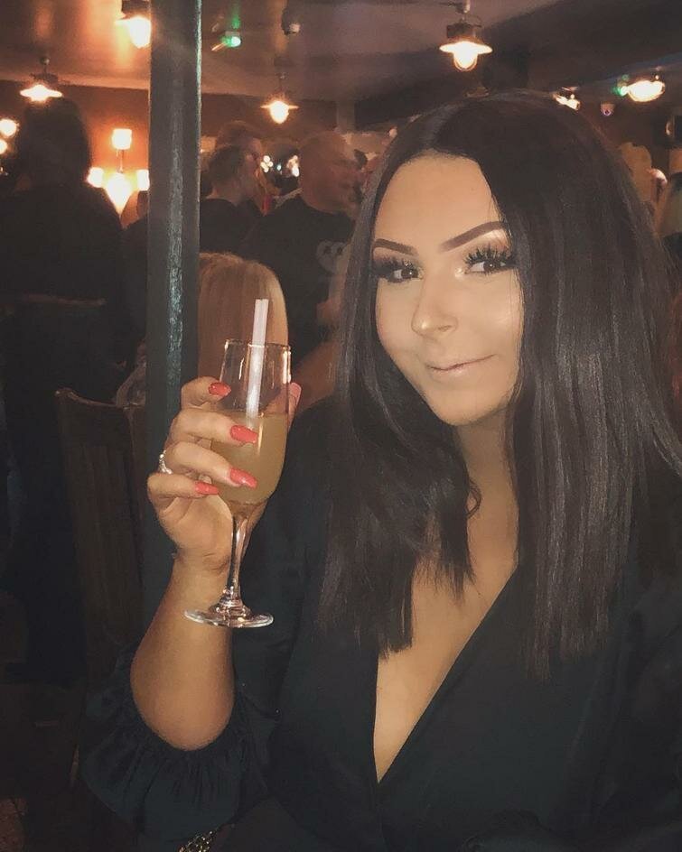 Девушка заказала купальник в интернете, но еле влезла в него и всех рассмешила (5 фото) Девушка заказала купальник в интернете, но еле влезла в него и всех рассмешила (5 фото)