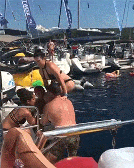 Фейлы в исполнении девушек (16 гифок)