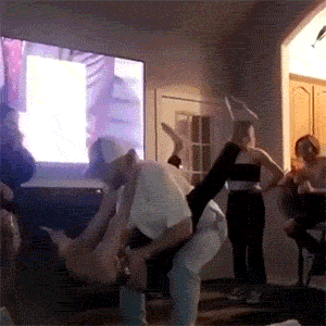 Фейлы в исполнении девушек (16 гифок)