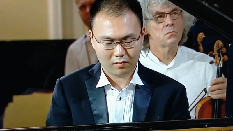 Китайский пианист во время выступления на конкурсе Чайковского обнаружил, что у него с оркестром разные ноты (4 фото + 1 видео)