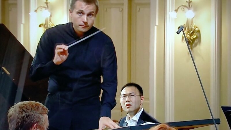 Китайский пианист во время выступления на конкурсе Чайковского обнаружил, что у него с оркестром разные ноты (4 фото + 1 видео)