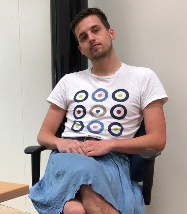 Как нарушить дресс-код в такую жару (2 фото)