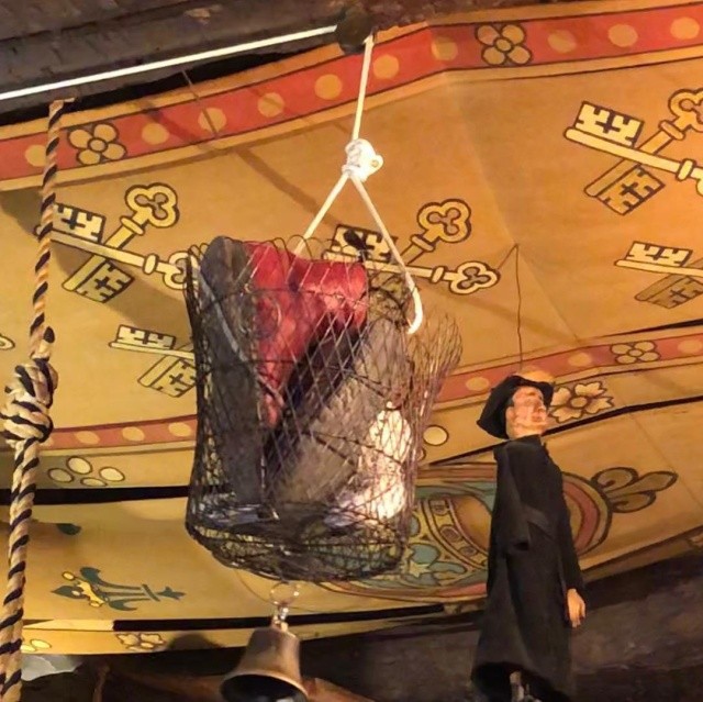 Что за странные вещи происходят в этом баре в Бельгии (4 фото)