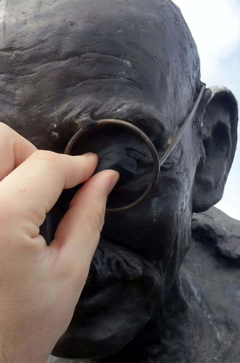 Кто-то «наградил» статую Ганди в Сан-Франциско светящимися красными глазами (7 фото) Кто-то «наградил» статую Ганди в Сан-Франциско светящимися красными глазами (7 фото)