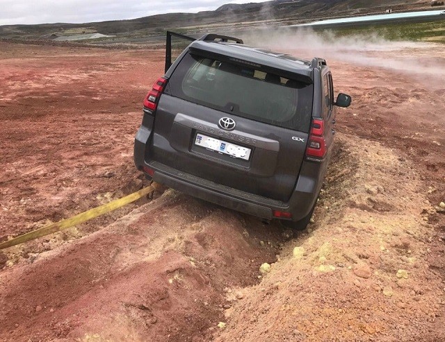 Именно из-за таких людей во многих странах недолюбливают туристов (23 фото) Именно из-за таких людей во многих странах недолюбливают туристов (23 фото)