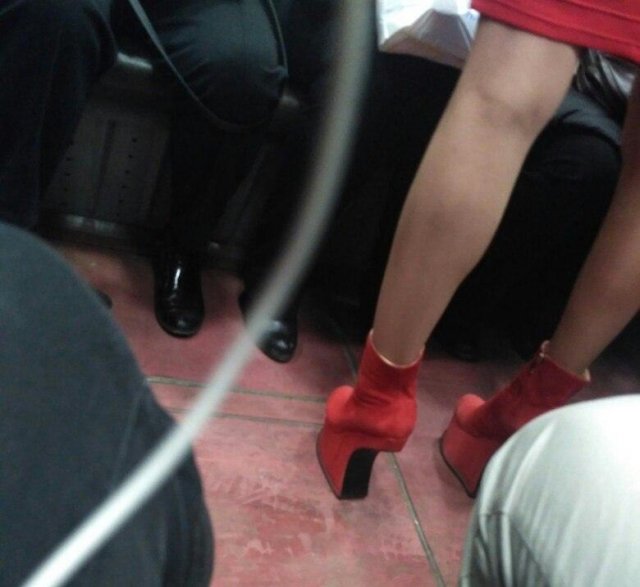 Метро - это параллельная реальность (30 фото)