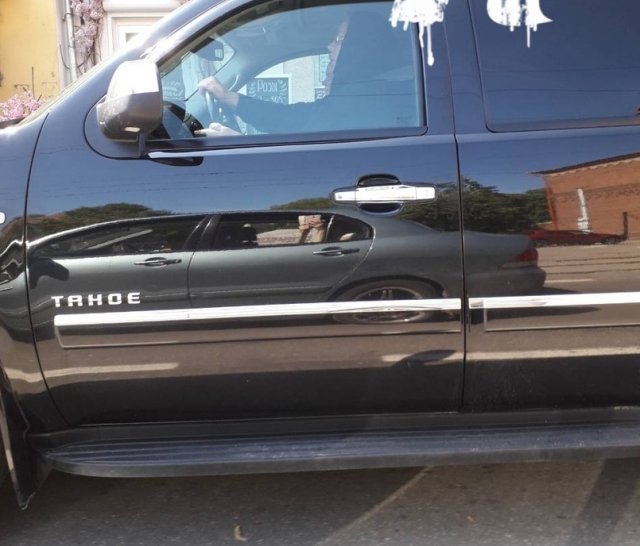 На черном внедорожнике по Омску разъезжали... (2 фото)