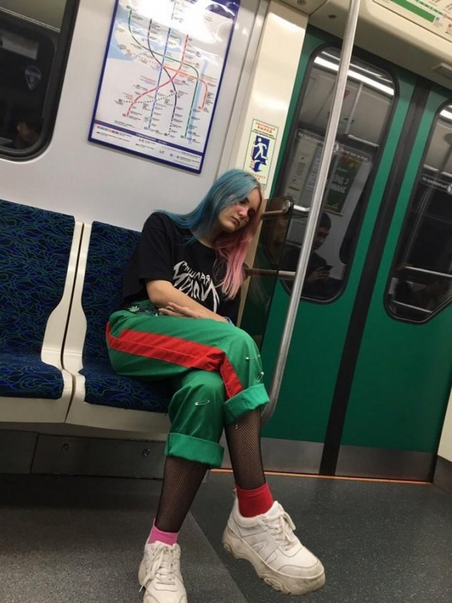 Метро - это параллельная реальность (30 фото)