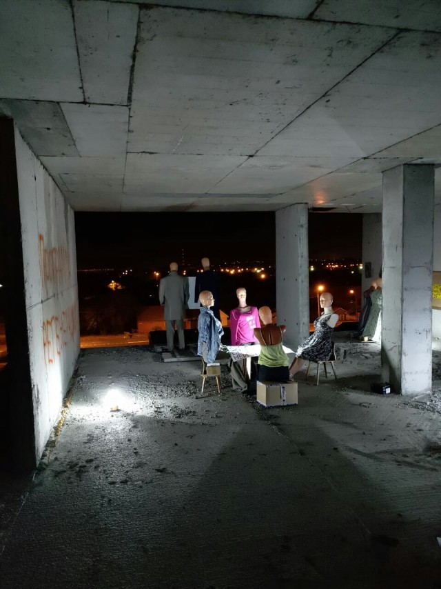 Необычный "перформанс" в недостроенном доме в Омске (6 фото)