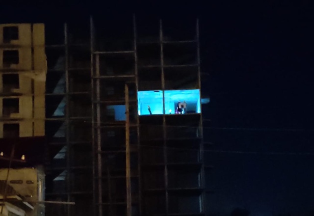 Необычный "перформанс" в недостроенном доме в Омске (6 фото)