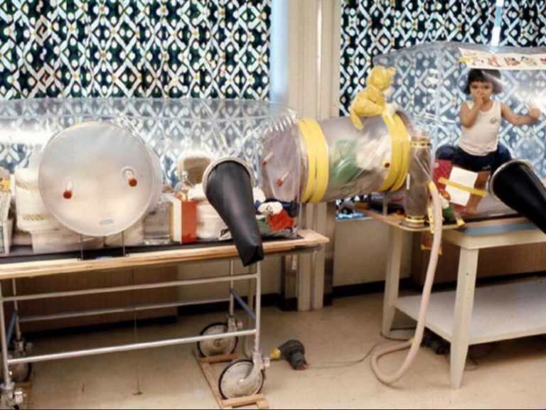 Мальчик в пузыре: дюжина лет в ожидании смерти (11 фото) Мальчик в пузыре: дюжина лет в ожидании смерти (11 фото)