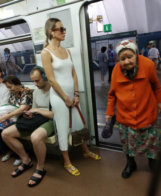 Метро - это параллельная реальность (30 фото)